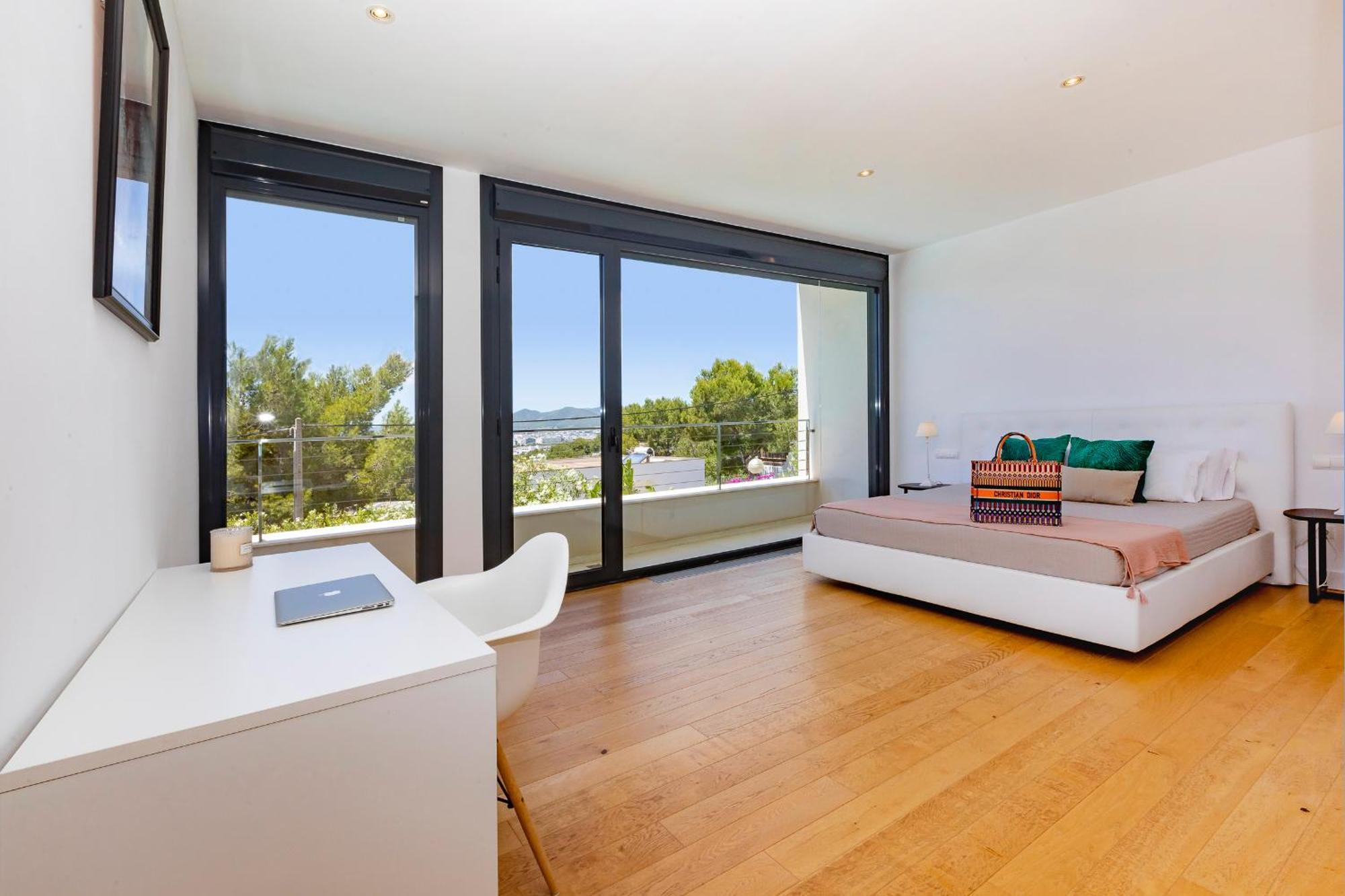 In Ibiza Town Sleeps 10 - Vue Pousada